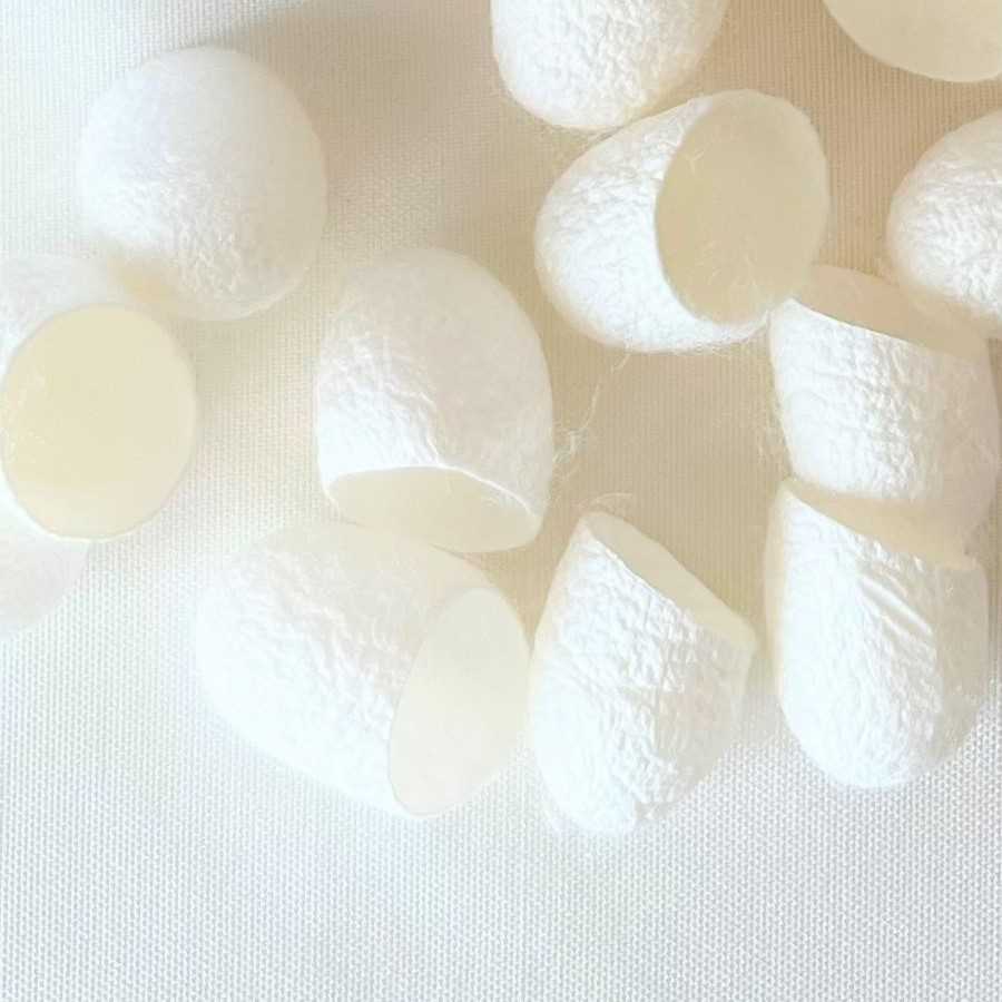 Cocons de soie exfoliants soin visage Benu Blanc 